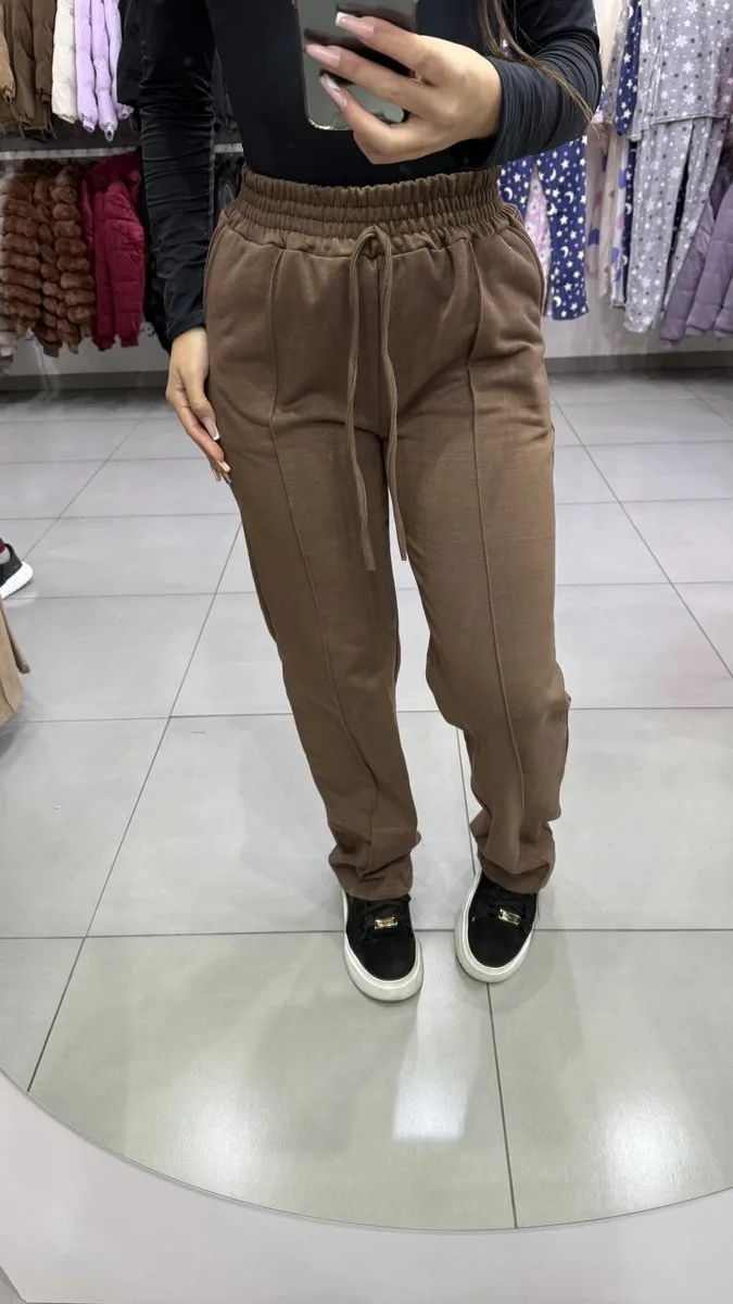 Calça Moletom Apeluciada Detalhe Linha Frontal Marrom Claro - foto 1