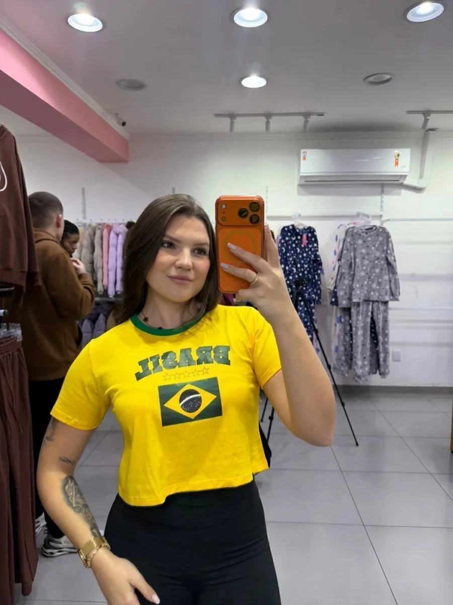 Cropped T-shirt Estampa Bandeira Do Brasil Verde Escuro - foto 1