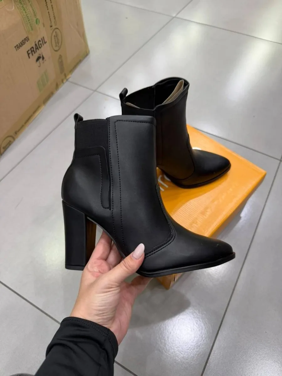 Bota Beira Rio Cano Curto Com Elastico Atrás E Bico Fino Preta - foto 1