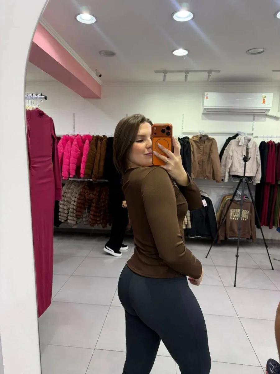 Blusa Canelada Fina Gola Quadrada Marrom Escura - foto 2