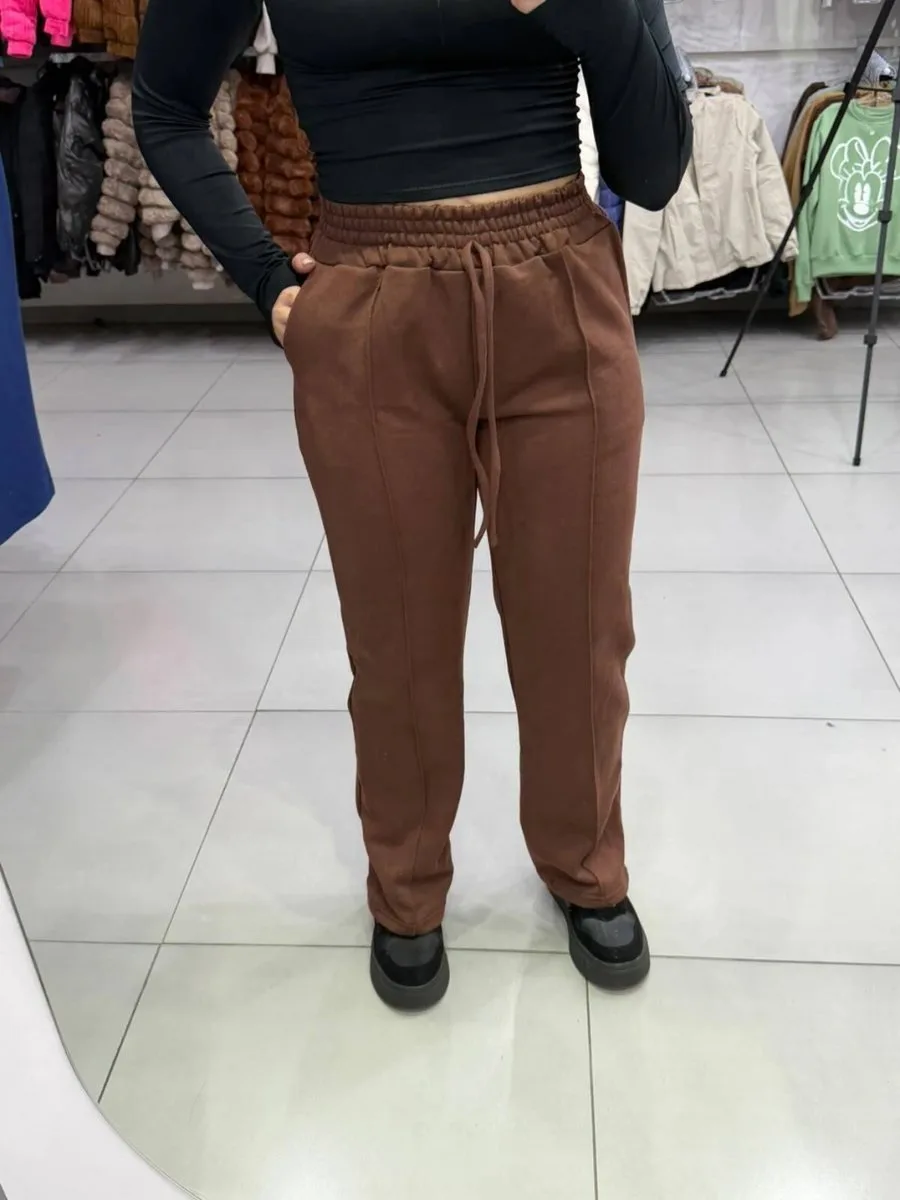 Calça Moletom Apeluciada Detalhe Linha Frontal Marrom - foto 1