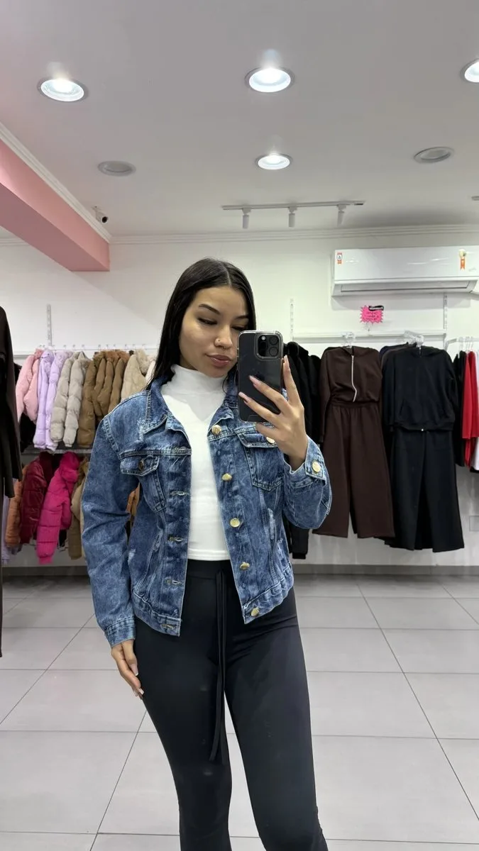 Jaqueta Jeans Marmorizada Detalhe Rasgos Com Botão Dourado - foto 1