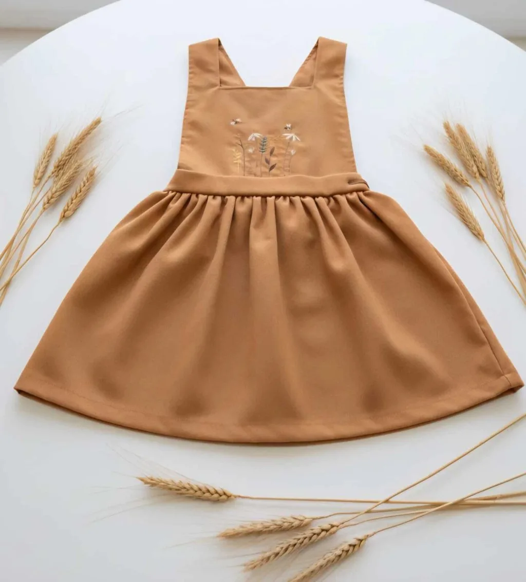 Vestido Jardineira - Salopete Infantil Flor de Lis em Linho - MOM - Marrom - foto 1