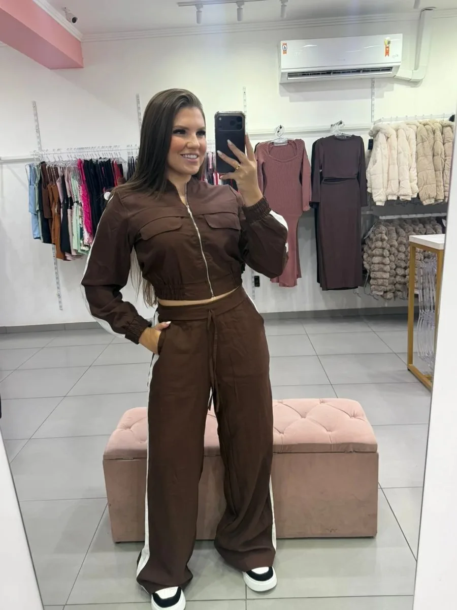 Conjunto Alfaiataria Calça Pantalona Com Bolsos E Casaco Cropped Com Ziper Marrom Escuro - foto 1