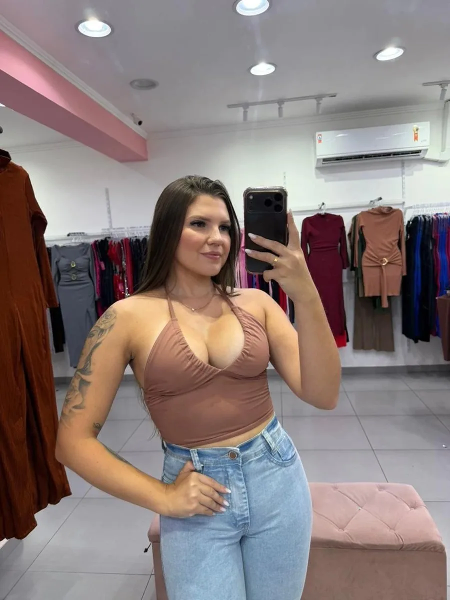Cropped Poliamida Abertura Nas Costas E Detalhe Amarrar Pescoço Bege - foto 1
