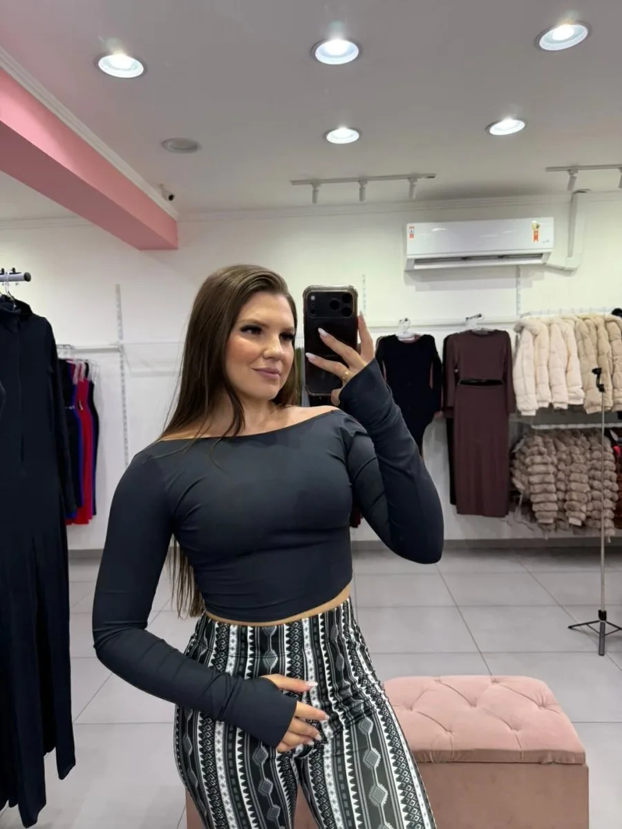 Cropped Poliamida Com Manga Longa E Costas Nua Preto - foto 1