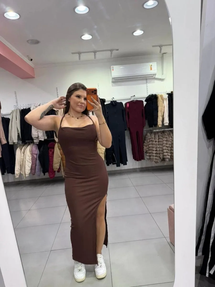 Vestido longo canelado amarração nas costas marrom - foto 1