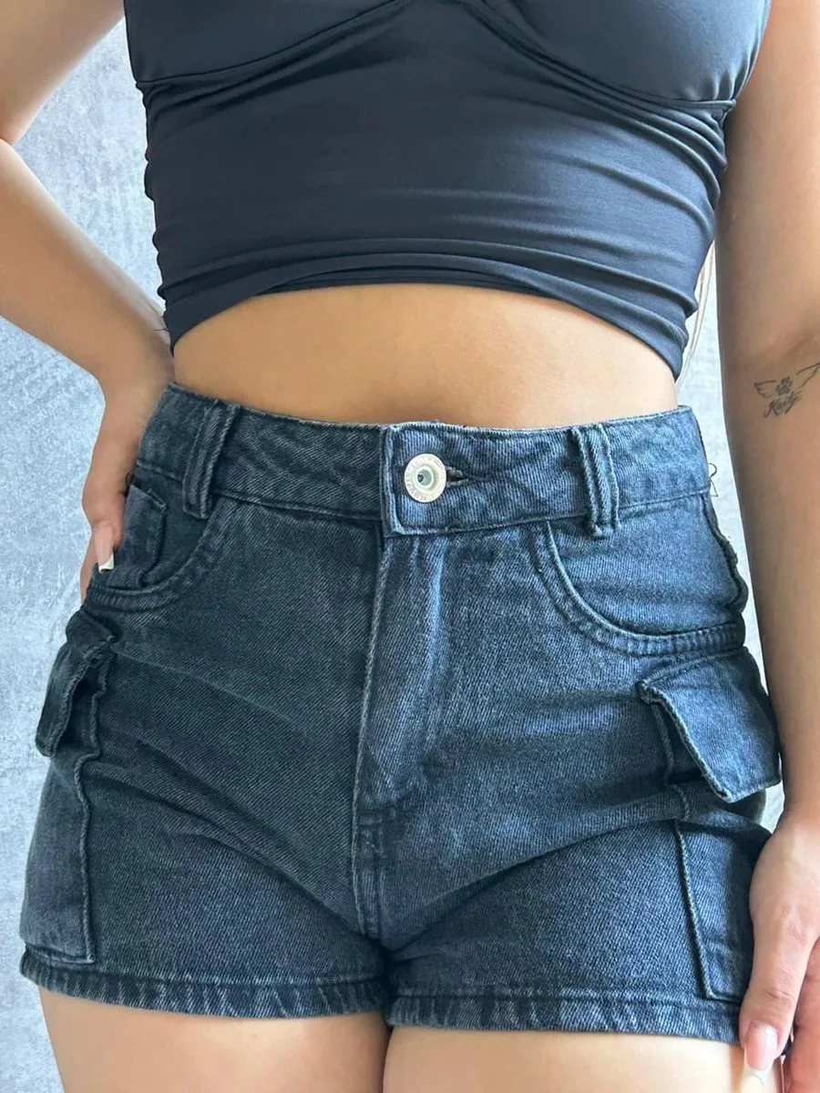 Short Jeans Mom Cargo Lavagem Grafite Escuro Botão Prata - foto 1
