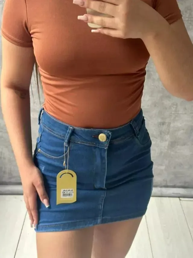 Saia Jeans Sal E Pimenta Lavagem Tradicional Botão Dourado E Pimenta Dourada - foto 1