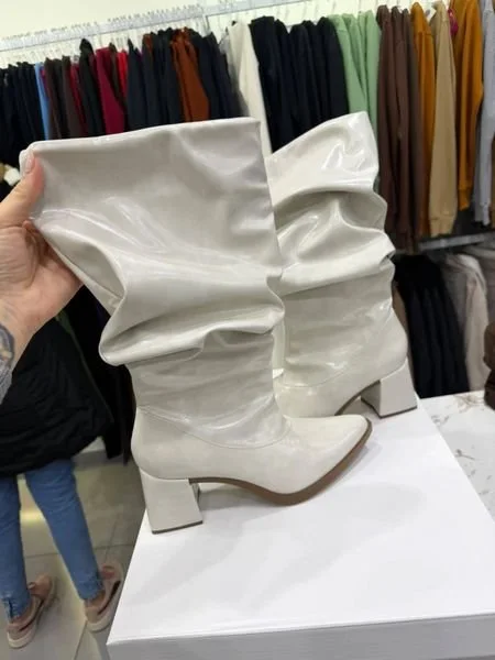 Bota Feminina Cano Alto Slouch Napa Com Salto E Bico Pino Off White